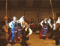 Una elegante coreografia del corpo di ballo del Gruppo Folk "La Basulata" - Ph.  2002 ANTONIO ZAPPOLI