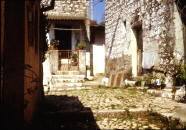 L'antica piazzetta detta "La Basulata" che d il nome al Gruppo Folcloristico locale - Ph.  1998 ENZO MAIELLO