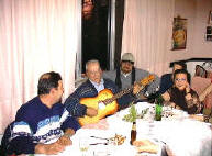 Una tipica "serata" casalinga in allegria - Ph.  2003 ENZO MAIELLO